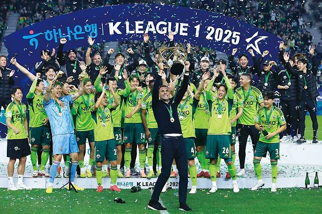 거스 포옛 전북 현대 감독이 11월8일 전주월드컵경기장에서 열린 하나은행 K리그1 2025 36라운드 전북 현대와 대전 하나시티즌의 경기 종료 후 진행된 우승 시상식에서 우승 트로피를 들어 보이고 있다. ⓒ뉴스1