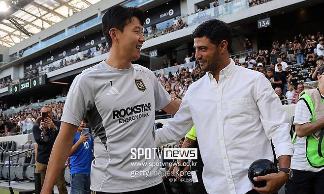 ▲ 손흥민은 지난여름 이적 발표 직후 곧바로 토트넘을 떠나야 했다. 홈팬들과 마지막 눈인사를 하지 못한 채 10년의 시간을 뒤로 한 손흥민은 최근 콘텐츠 촬영에서도 “홈 팬들과 제대로 인사를 나누지 못했다. 서로 인사할 자격이 있다고 생각한다”고 강조했다.