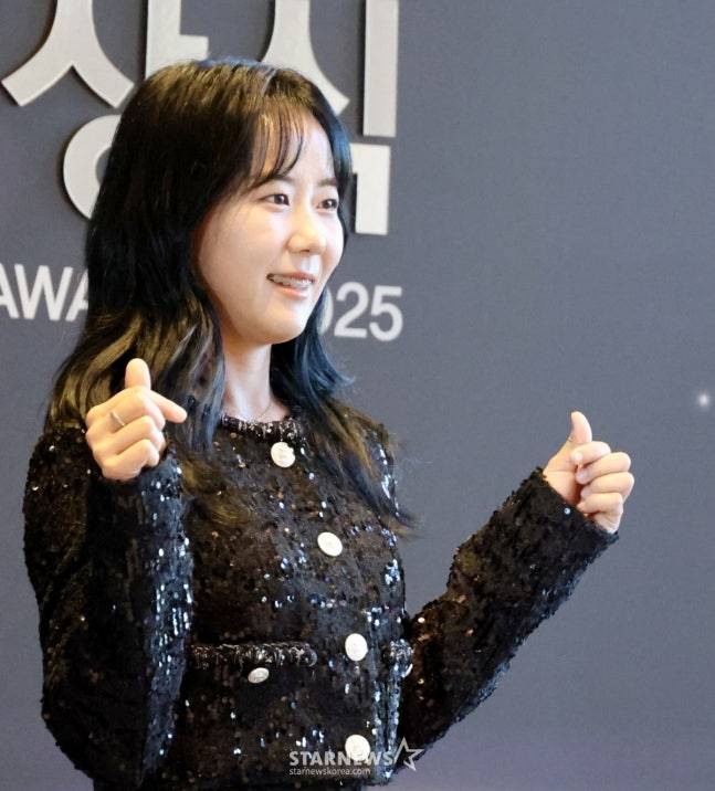 인기상을 수상한 황유민이 28일 서울특별시 강남구에 위치한 그랜드 인터컨티넨탈 서울 파르나스에서 열린 2024 한국여자프로골프(KLPGA) 대상 시상식에서 포즈를 취하고 있다. /사진=강영조 선임기자