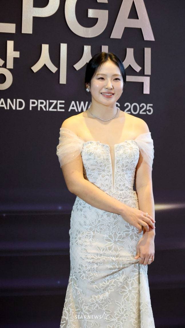 유현조가 28일 서울특별시 강남구에 위치한 그랜드 인터컨티넨탈 서울 파르나스에서 열린 2024 한국여자프로골프(KLPGA) 대상 시상식에서 포즈를 취하고 있다. /사진=강영조 선임기자