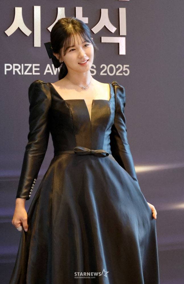 국내특별상을 수상한 박현경이 28일 서울특별시 강남구에 위치한 그랜드 인터컨티넨탈 서울 파르나스에서 열린 2024 한국여자프로골프(KLPGA) 대상 시상식에서 포즈를 취하고 있다. /사진=강영조 선임기자