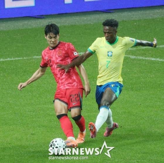 한국 축구 국가대표팀이 지난 9월 서울월드컵경기장에서 브라질 대표팀과 친선경기를 벌였다. 설영우(왼쪽)가 브라질 비니시우스에게 가는 공을 차단하고 있다. /사진=김진경 대기자