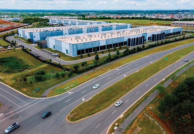 미국 버지니아주에 있는 아마존 데이터센터. 아마존은 소형모듈원전(SMR) 개발사 엑스에너지에 5억 달러(약 7330억 원)를 투자해 버지니아주 데이터센터 단지에 SMR 전력을 공급할 계획이다. 뉴시스