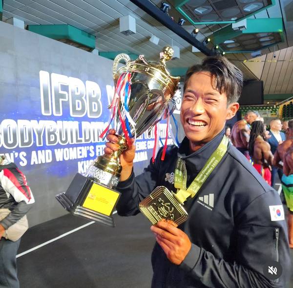 대한민국 최초로 세계보디빌딩선수권대회 핏모델 체급 1위와 전체급 통합우승(오버롤)을 차지한 배철형 선수. 최근 열린 대회에서 트로피를 들고 환하게 웃고 있다. /배철형 선수 제공