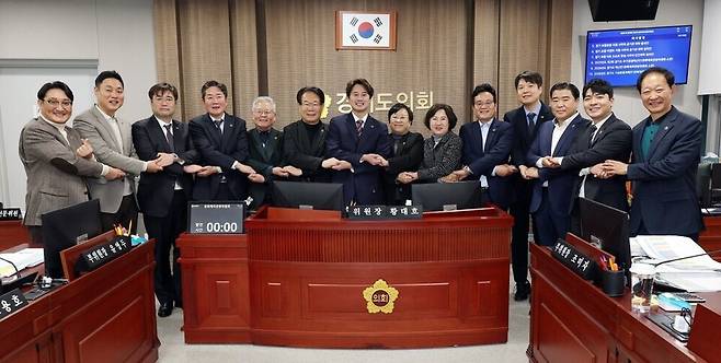 ▲ 황대호(왼쪽 일곱번째) 위원장 등 문화체육관광위원회 위원들이 예산 심사를 끝내고 기념사진을 찍고 있다. /사진제공=경기도의회
