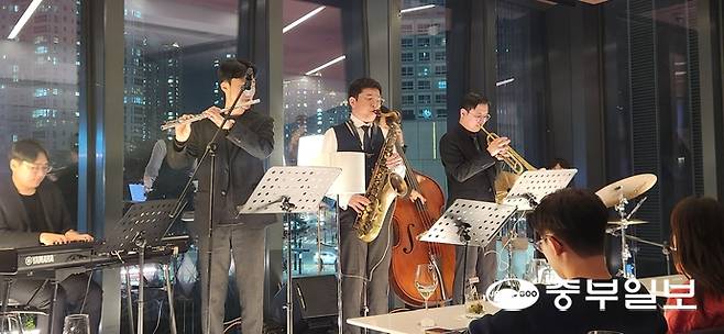 코트야드 메리어트 수원이 지난 28일 오후 수원 키친 2층에서 진행한 '재즈룸 프라이데이' 행사에서 이용객들이 곡과 어울리게 페어링 제공된 와인을 마시며 재즈 공연을 감상하고 있다. 신연경기자