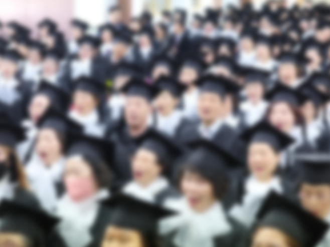 서울의 한 학력 인정 평생교육시설 졸업식에서 졸업생들이 교가를 제창하고 있다. 연합뉴스 자료사진