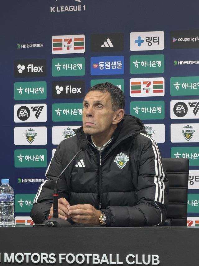 거스 포옛 전북현대모터스FC 감독이 30일 하나은행 K리그1 2025 파이널A 38라운드 경기가 끝난 뒤 기자회견에서 취재진의 질문을 경청하고 있다. 박현우 기자