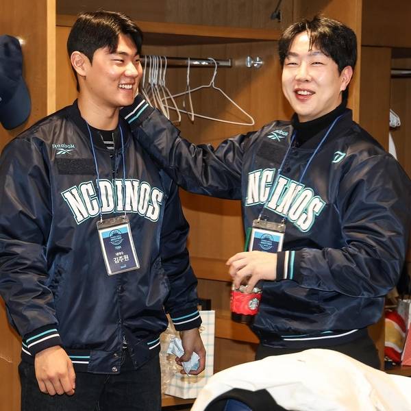 NC 다이노스 김주원(왼쪽)과 박건우가 29일 창원NC파크에서 열린 타운홀 미팅에서 이야기를 나누고 있다. /NC 다이노스