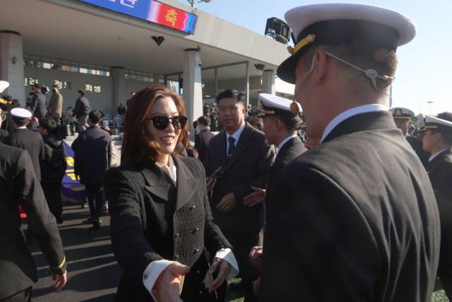 임세령 대상홀딩스 부회장이 28일 오후 경남 창원시 진해구 해군사관학교 연병장에서 열린 제139기 해군·해병대 사관후보생 수료 및 임관식에서 아들인 이지호 신임 소위를 격려하고 있다. 연합뉴스