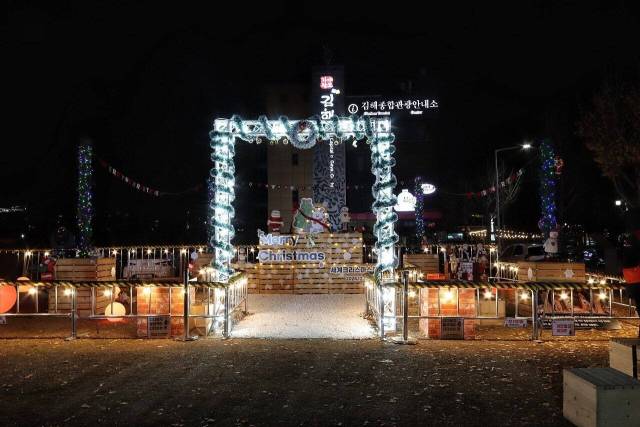 지난해 열린 ‘세계크리스마스 문화축제’ 때 경남 김해시 대성동 김해시민의 종 인근에 세워진 대형 크리스마스 트리. 김해시 제공