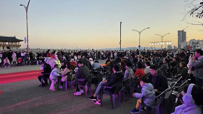 ▲ 일몰 무렵 영일대 해변 특설무대에는 시민·관광객들이 몰려와 축제를 즐겼다.