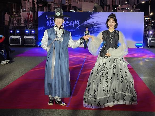 ▲ 한복을 입은 모델들이 런웨이에서 전통의 품격을 보여주고 있다.