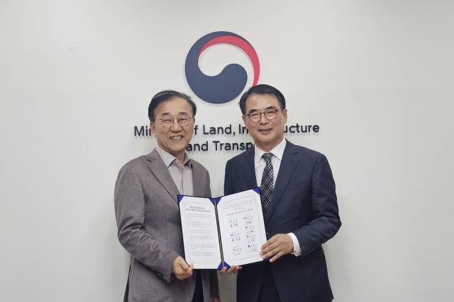 장충남(오른쪽) 남해군수가 지난 25일 김윤덕 국토건설부장관에게 ‘대전~남해선 철도건설사업 협의체’ 건의문을 전달하고 있다./남해군/