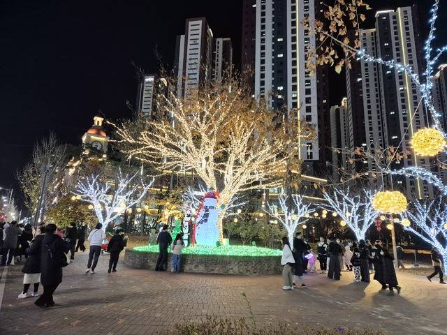 수 많은 크리스마스 조명이 사람들의 시선을 끌고 있다. 달성군 제공