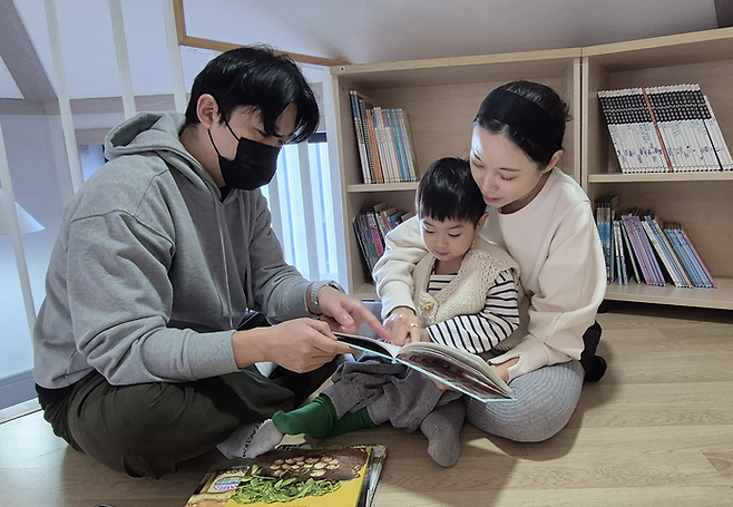 30일 오전 대구 남구 앞산 숲속 책 쉼터를 찾은 김진희(42·수성구)씨 가족이 쉼터에서 책을 읽으며 여유로운 시간을 보내고 있다. 조윤화 기자