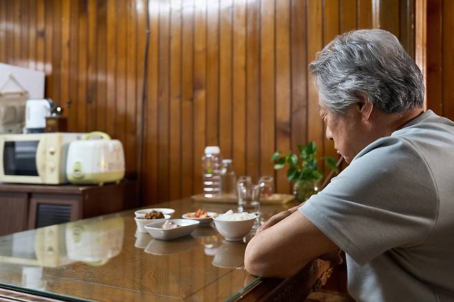 혼밥하는 노인은 영양 상태가 더 나쁘고, 체중이 더 많이 감소하며, 허약해질 위험이 높다는 분석이 나왔다. 사진=게티이미지뱅크