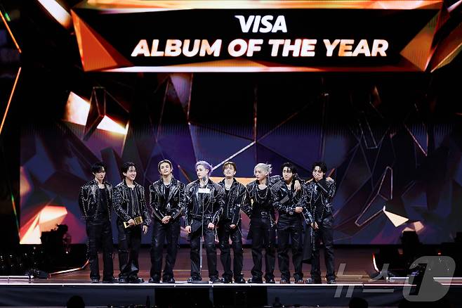 스트레이 키즈가 29일(현지시각) 오후 홍콩 카이탁 스타디움에서 열린 대중음악 시상식 '2025 마마 어워즈'(2025 MAMA AWARDS)에서 VISA 올해의 앨범상을 받은 뒤 소감을 말하고 있다. (CJ ENM 제공. 재판매 및 DB금지) 2025.11.29/뉴스1 ⓒ News1 권현진 기자
