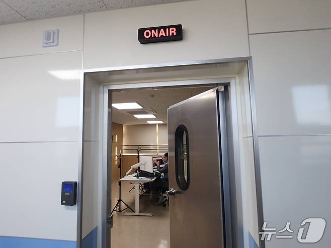 윤정호 교사가 수업을 진행하고 있는 충북온라인학교 내 온라인 스튜디오. 학교엔 이런 스튜디오가 10개 있다.  /뉴스1 ⓒ News1 장성희 기자