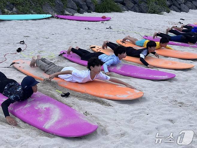 제주 평대초 아이들이 교과과정 중 서핑을 배우고 있는 모습.(평대초 제공)