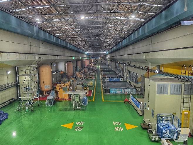 한국수자원공사 시화조력발전 내부 모습. 바다와 호수 중간에 설치돼 있는 만큼 바닥에 '해측'과 '호측'이 크게 작성돼 있다. 이 사이 지하에 터빈 발전기가 설치돼 있다. ⓒ 뉴스1 황덕현 기자