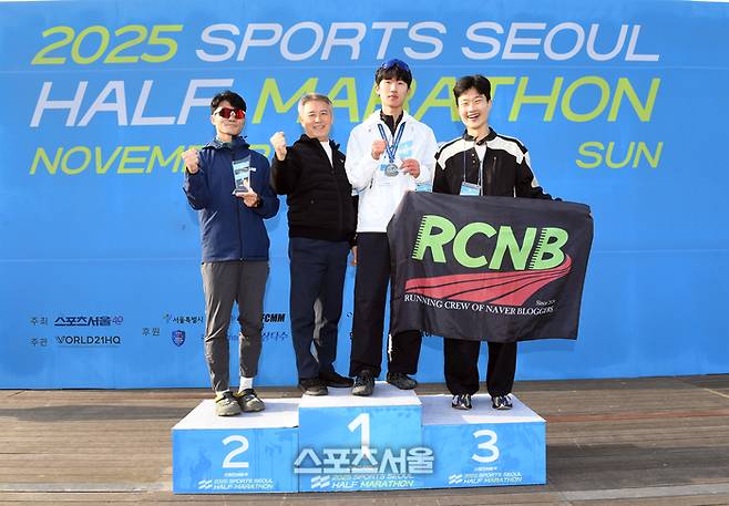 30일 서울 도심 일대에서 열린 ‘2025 스포츠서울 하프마라톤’에서 남자 하프 코스 수상자들이 시상자인 굿모닝미디어그룹 김상혁 회장과 기념촬영을 하고 있다. 왼쪽부터 2위 손기찬, 김상혁 회장, 1위 최범식, 3위 최종석. 박진업 기자 upandup@sportsseoul.com