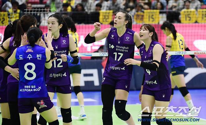 득점 후 기쁨을 나누는 흥국생명 선수들.