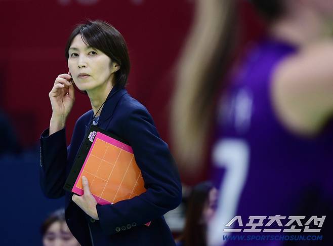 29일 수원체육관에서 열린 배구 V리그 여자부 흥국생명과 현대건설의 경기. 경기를 지켜보는 흥국생명 요시하라 토모코 감독. 수원=송정헌 기자songs@sportschosun.com/2025.11.29/
