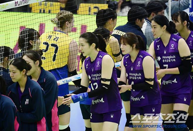 경기 종료 후 현대건설 선수들과 인사를 나누고 있는 흥국생명 이다현.