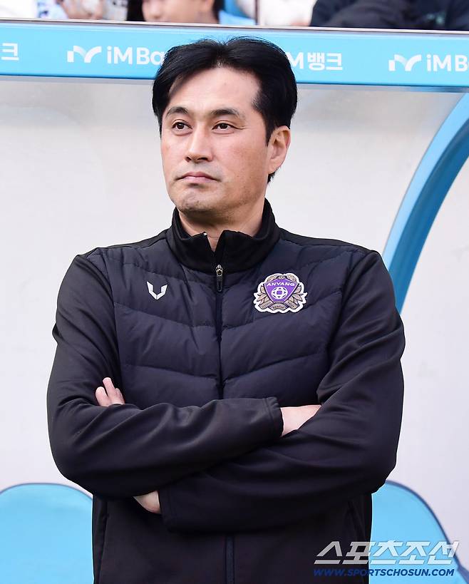 30일 대구IM뱅크파크에서 열린 K리그1 대구FC와 FC안양의 경기. 경기 준비하는 안양 유병훈 감독. 대구=송정헌 기자songs@sportschosun.com/2025.11.30/