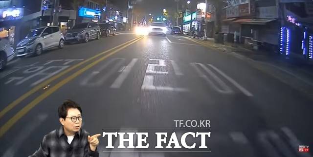 과거 권위적이고 딱딱하게만 느껴졌던 법률 분야가 유튜브 플랫폼을 만나 대중 곁으로 한 발짝 더 다가왔다. 블랙박스 영상을 분석해주는 '한문철TV'에서 한문철 변호사가 영상을 해설하고 있다. /한문철TV 갈무리