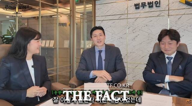 30일 업계에 따르면 변호사 유튜버들은 단순히 법률 지식을 전달하는 것을 넘어, 드라마 리뷰, 블랙박스 영상 분석, 인생 상담 등 다채로운 콘텐츠를 통해 대중의 공감을 얻고 있다. '로이어 프렌즈'의 변호사들이 심청전을 해설하고 있다. /로이어프렌즈 갈무리