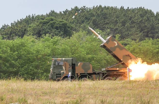 K239 다연장로켓 '천무'가 충남 보령 웅천사격장에서 열린 유도탄 대규모 실사격 훈련에서 고폭유도탄을 발사하고 있다. /육군 제공