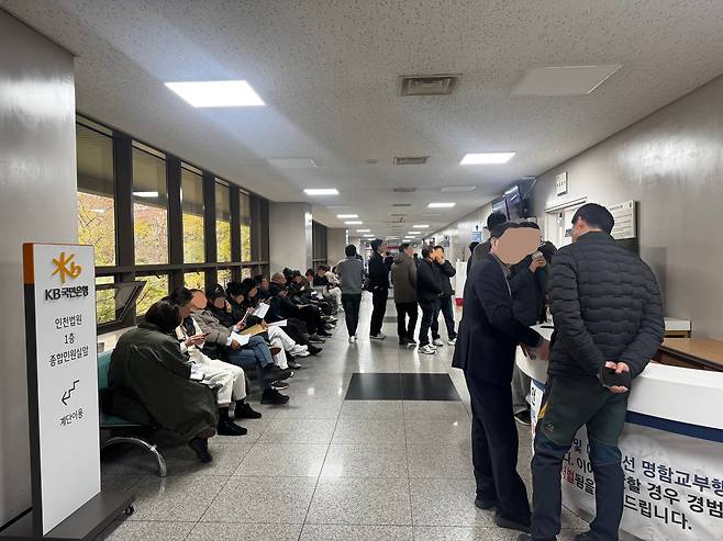 24일 오전 11시 인천 미추홀구 학익동 인천지방법원 경매 법정 앞에서 응찰자들이 낙찰 결과를 듣기 위해 대기하고 있다. /박지윤 기자