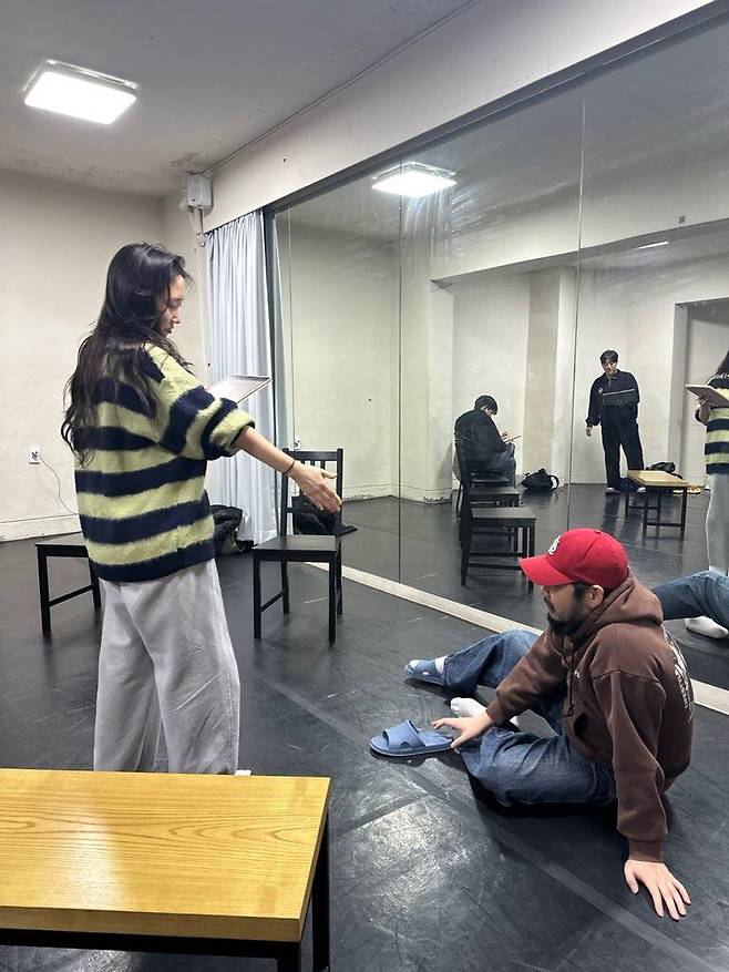 연평도 포격전을 다룬 연극 '13분'의 출연 배우들이 27일 연습하고 있다. /배우 이한 제공