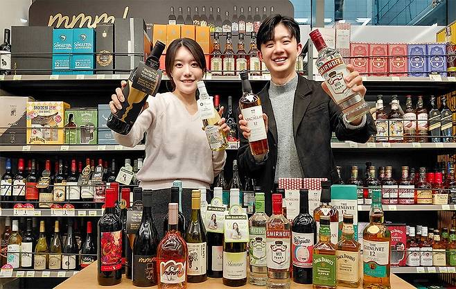 CU는 12월 한 달간 와인, 양주 179종을 최대 63% 할인하는 대규모 프로모션을 전개하며 본격적인 연말 송년회·홈파티 수요 확보에 나선다. /CU 제공