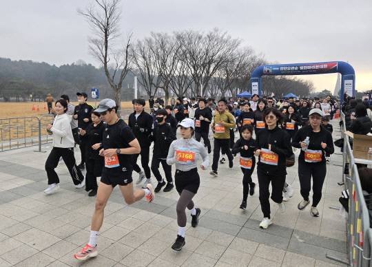 30일 천안 독립기념관에서 열린 2025 천안유관순평화마라톤대회에 참가한 선수들이 주로를 달리고 있다. 박하늘 기자