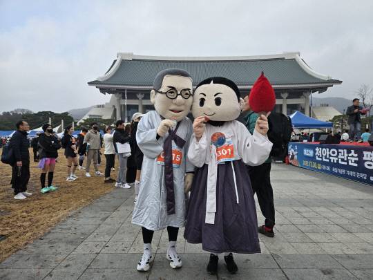 30일 천안 독립기념관에서 열린 2025 천안유관순평화마라톤대회에 (왼쪽부터)김구 선생과 유관순 열사의 인형을 착용한 독립기념관 관계자들이 5㎞를 완주한 후 기념촬영을 하고 있다. 박하늘 기자
