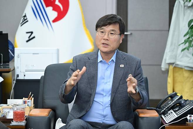 28일 경남 거제시청 집무실에서 변광용 거제시장이 동아일보와의 인터뷰 도중 “청년들이 떠난 자리를 외국인 근로자가 메우면서 조선업황과 지역 경기의 괴리가 심화되고 있다”고 설명하고 있다. 거제시 제공