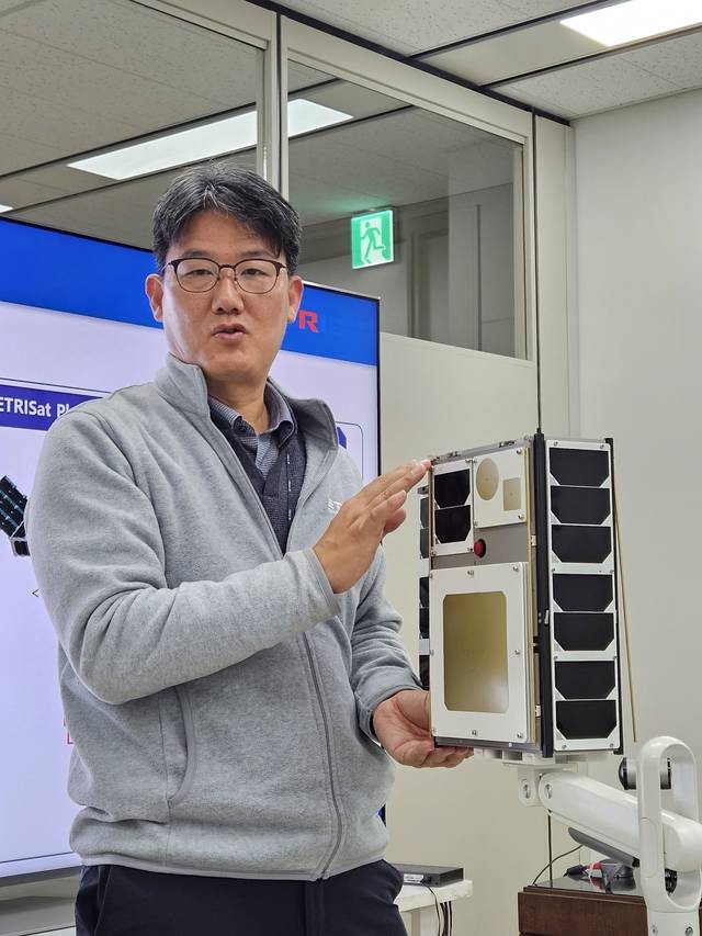 유준규 ETRI 위성통신인프라연구실장이 자체 개발한 IoT 위성인 '에트리샛'에 대해 설명하고 있다. 사진=이준기기자