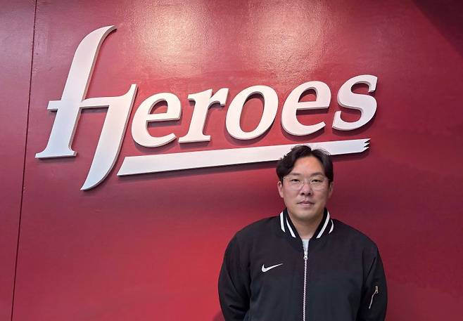 프로야구 키움 히어로즈로 이적한 베테랑 내야수 안치홍이 지난 24일 고척스카이돔에서 선수단에 합류한 뒤 취재진과 인터뷰하기 전 사진을 찍고 있다. 뉴시스