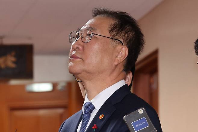 비상계엄이 해제된 지난해 12월4일 오전 서울 종로구 정부서울청사 국무회의실에서 현안 관련 긴급 회의를 마친 박성재 법무부 장관이 나와 엘리베이터를 기다리며 기자들의 질문에 답을 하지 않고 있다. 김영원 기자 forever@hani.co.kr