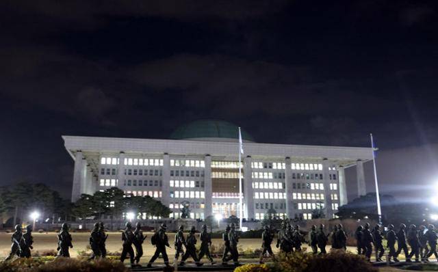 지난해 12월 4일 새벽 국회 본회의에서 비상계엄 해제가 의결되자 계엄군 병력이 국회에서 철수하고 있다. 뉴시스