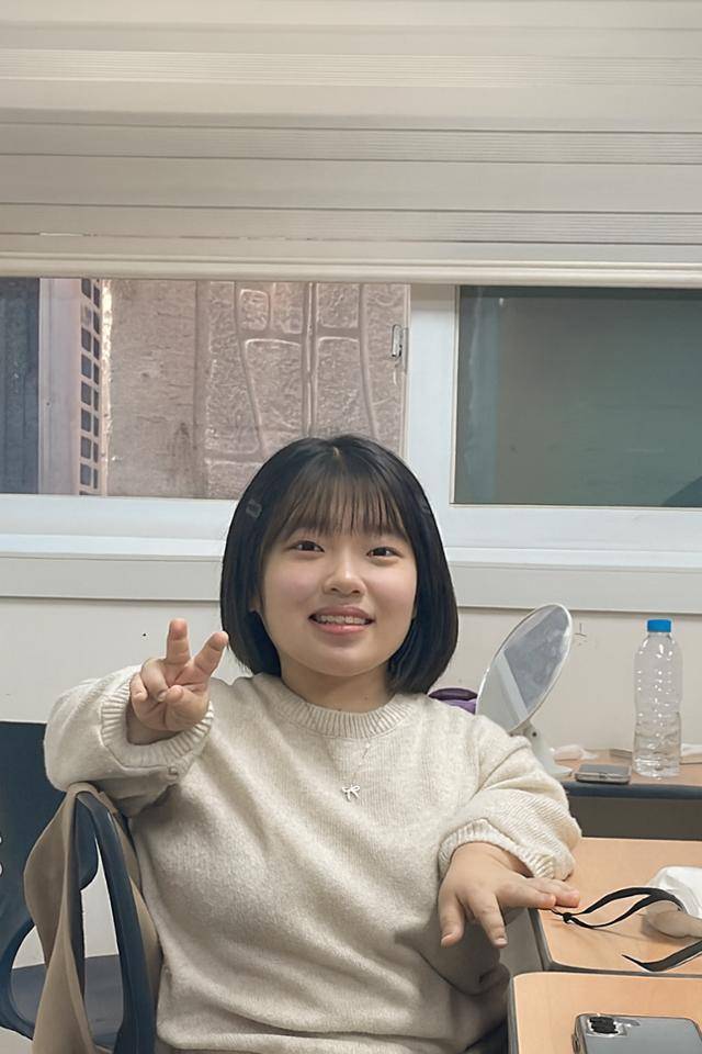 만 17세에 9급 공무원시험에 당당히 합격한 박진양이 학교에서 포즈를 취하고 있다. 가성연골무형성증을 안고 태어나 키가 1m 정도지만 밝고 당찬 박양은 각종 집회에 참여하며 나라를 지탱하는 민주주의의 중요성을 깨달았고, 공무원시험을 준비하면서 선거행정직렬을 택했다. 본인 제공