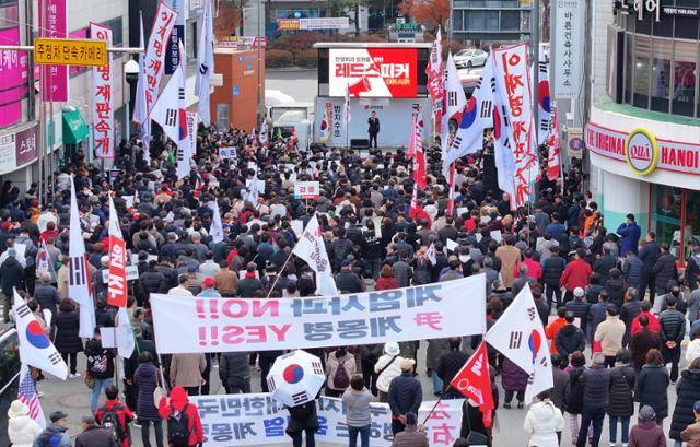 12·3 불법 계엄을 '계몽령'으로 평가하며 계엄 사과가 필요 없다는 내용을 담은 현수막이 30일 강원 춘천시청 인근에 열린 국민의힘 민생회복 법치수호 국민대회에 등장해 있다 춘천=연합뉴스