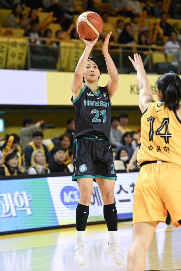 지난 29일 청주 KB전에서 슈팅을 시도하는 이이지마 사키. WKBL 제공