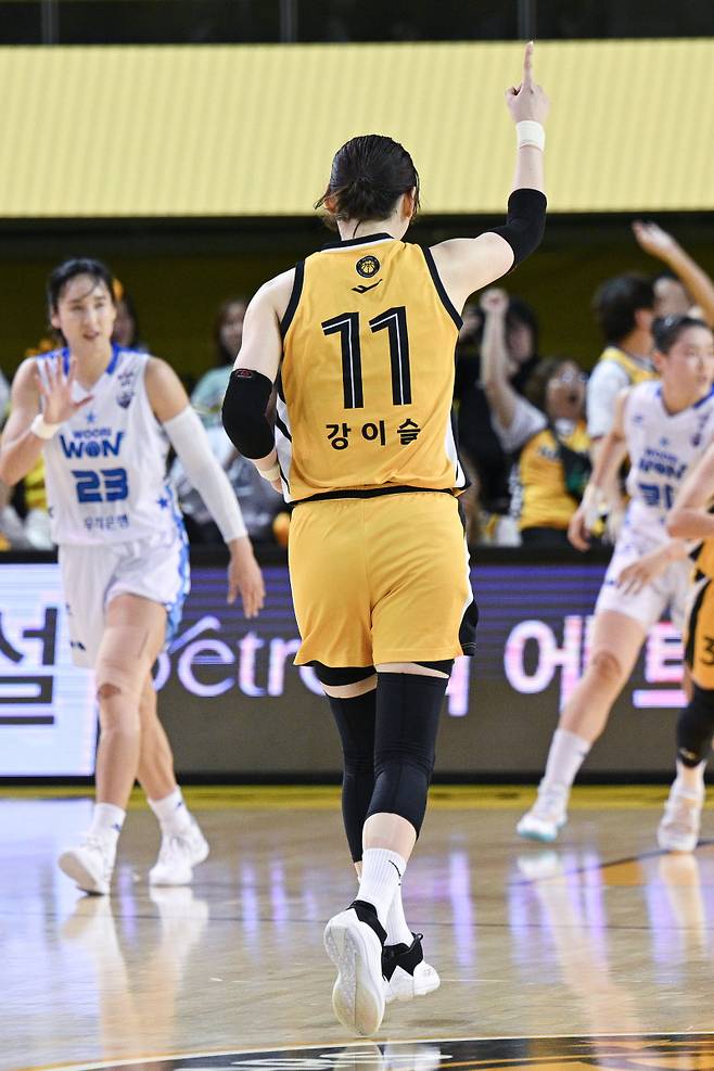 KB 강이슬이 30일 청주체육관에서 열린 BNK금융 2025~26 WKBL 정규리그 홈경기 우리은행전에서 득점 후 환호하고 있다. 사진=WKBL