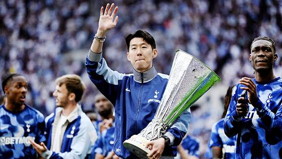 지난 5월 유로파리그 우승 트로피를 들고 토트넘 홈팬들에게 인사하는 손흥민. 로이터=연합뉴스