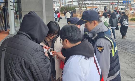 프로야구 입장권 암표 가격이 천정부지로 치솟는 등 논란이 확산되자 경찰이 지난달 프로야구 경기가 열리는 대전 한화생명 볼파크 입구에서 티켓 점검 활동을 벌이고 있다. [사진 대전경찰청]