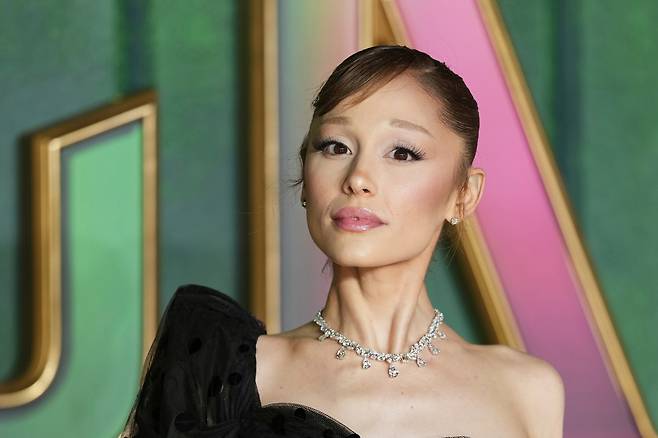 아리아나 그란데가 지난 10일(현지시간) 영국 런던에서 열린 영화 ‘위키드 포 굿’ 시사회에 도착해 포즈를 취하고 있다. AP=연합뉴스